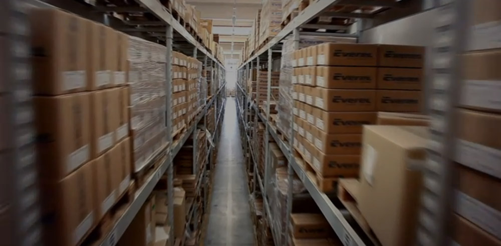 What are key features of DS90 AS/400 Distribution Software?
